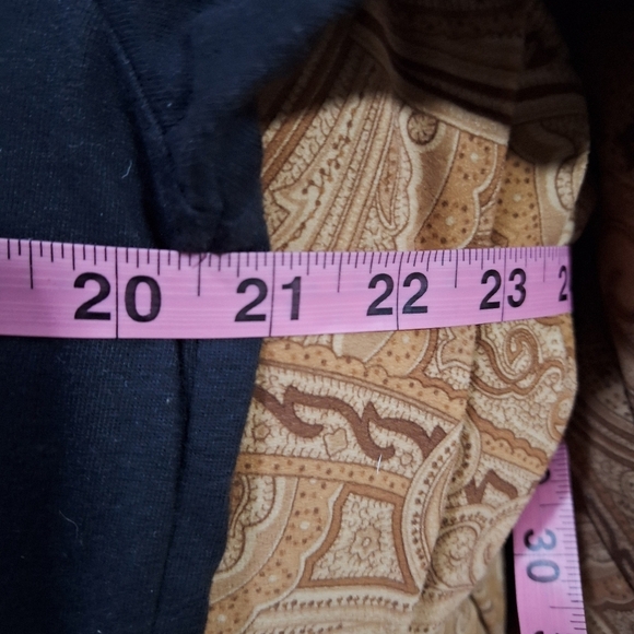 Black Short Sleeve T-Shirt with Skull and Bat Design In A Men's Size Large. EUC - Picture 3 of 7